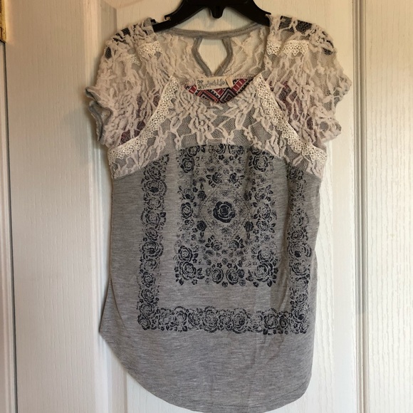 Cute top - Picture 2 of 4